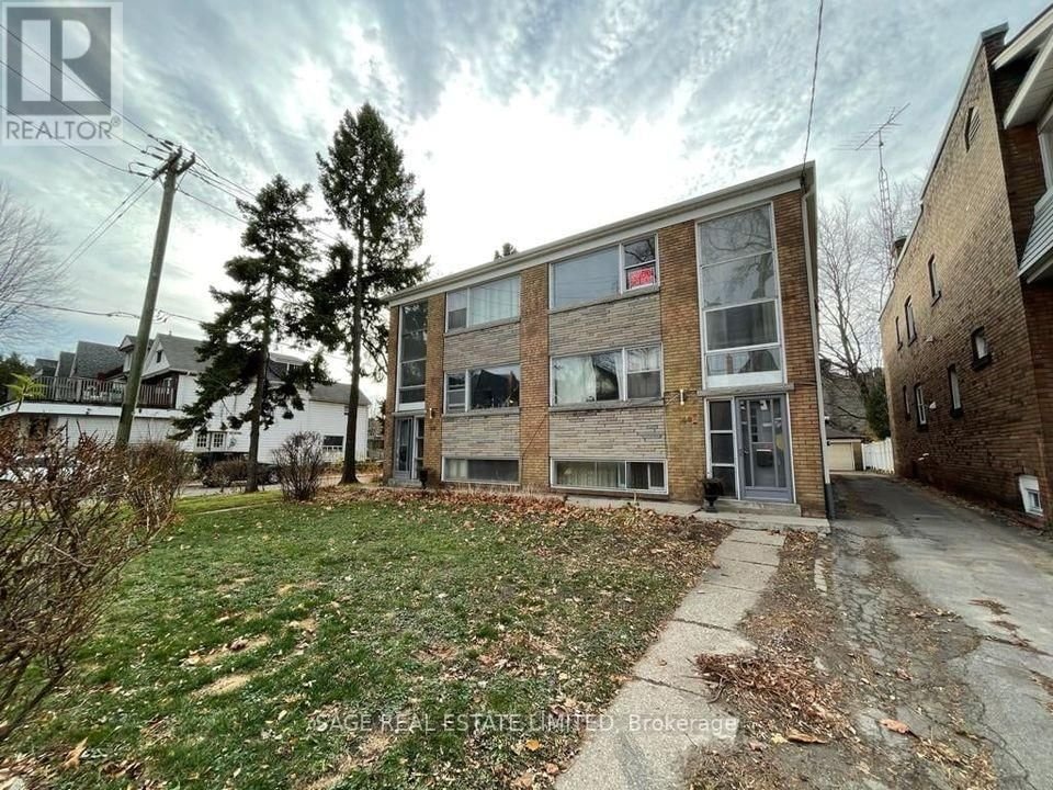 #MAIN -144A MACDONELL AVE Image 17