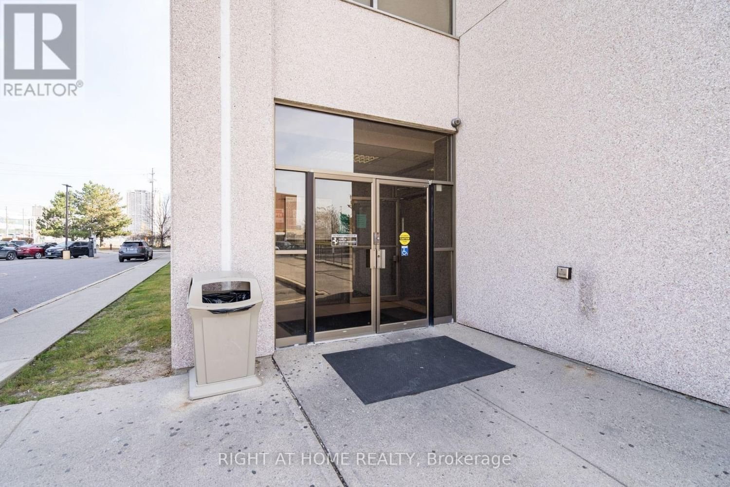 #107 -2100 FINCH AVE W Image 2