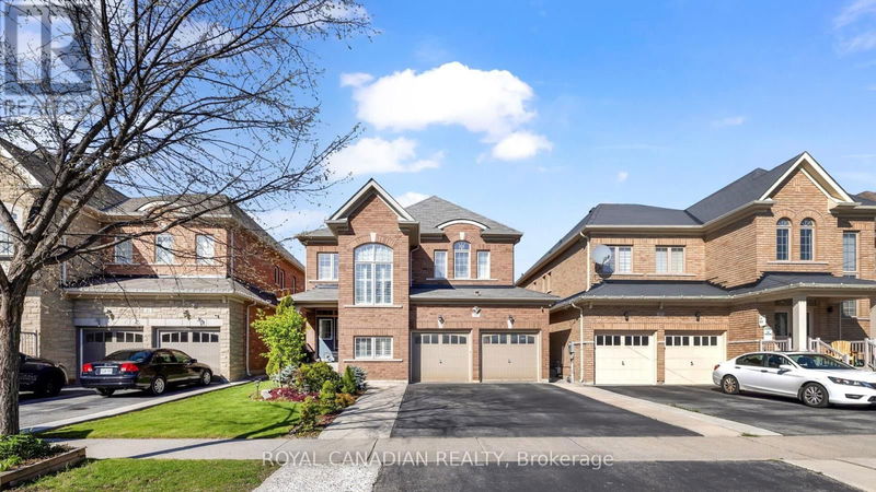 39 Orangeblossom Trail  Brampton (Credit Valley), L6X3B5 | Image 2