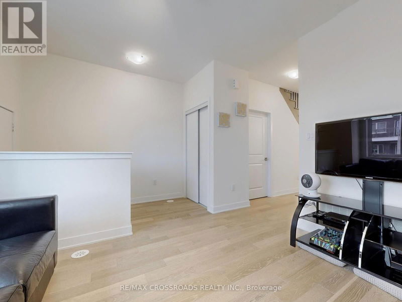 73 William Duncan Road  Toronto (Downsview-Roding-CFB), M3K0C5 | Image 3