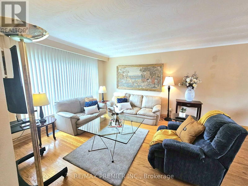 3182 Weston Road  Toronto (Humbermede), M9M2T6 | Image 1