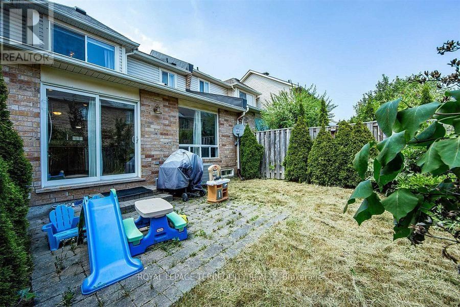 2458 BAINTREE CRESCENT Image 36