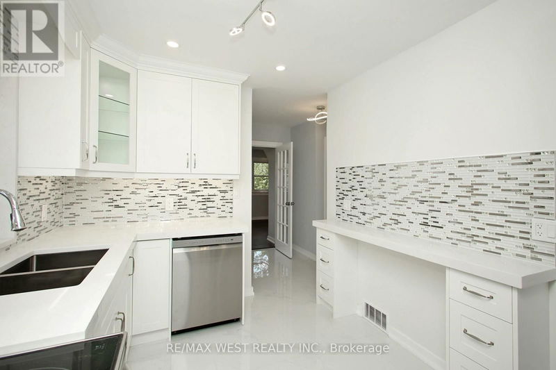 420 Annette Street  Toronto (Junction Area), M6P1R9 | Image 12