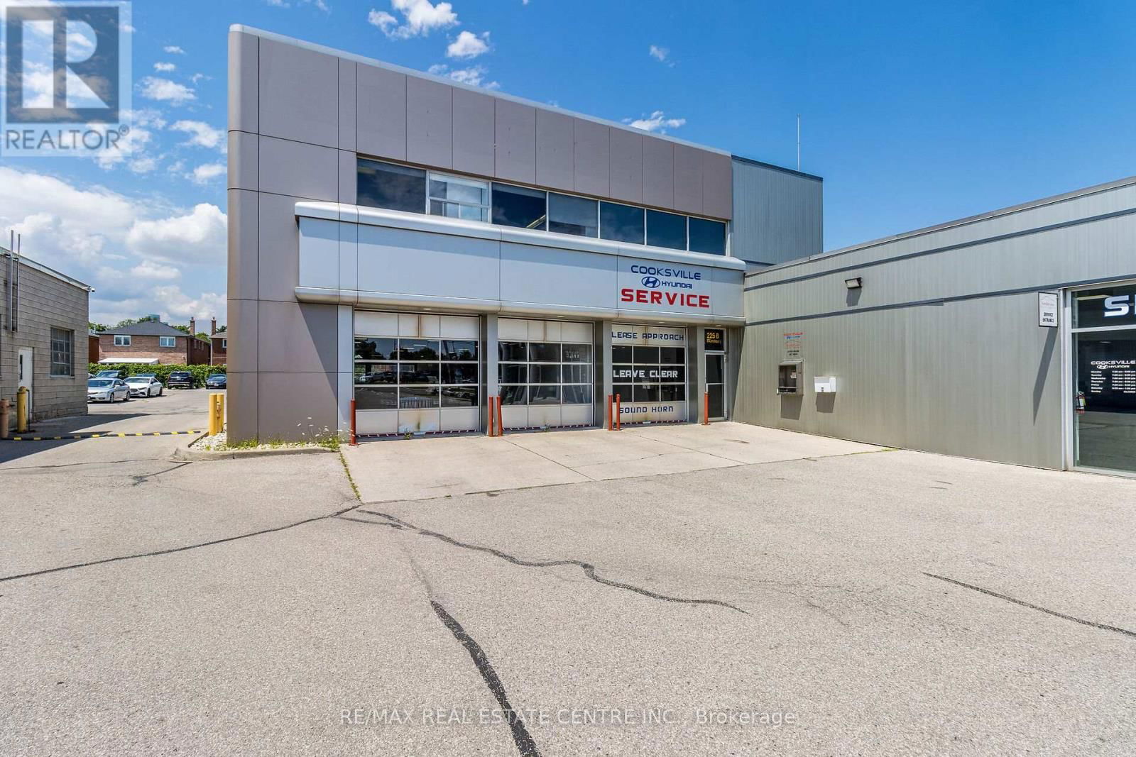 225 DUNDAS STREET E Image 6