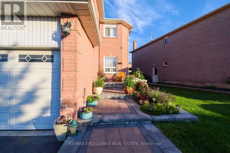 69 Atkins Circle  Brampton (Northwood Park), L6X4E7 | Image 4