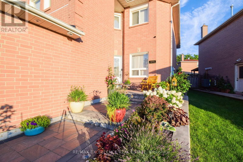 69 Atkins Circle  Brampton (Northwood Park), L6X4E7 | Image 5