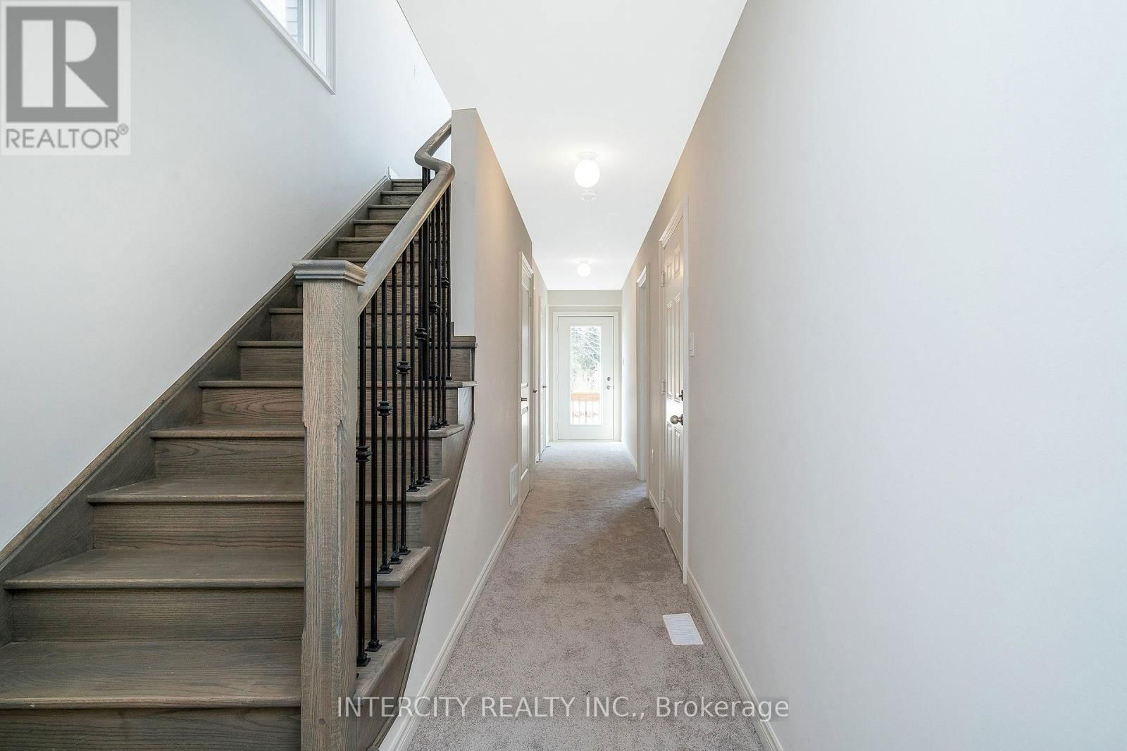 38 - 12 QUEENPOST DRIVE Image 4