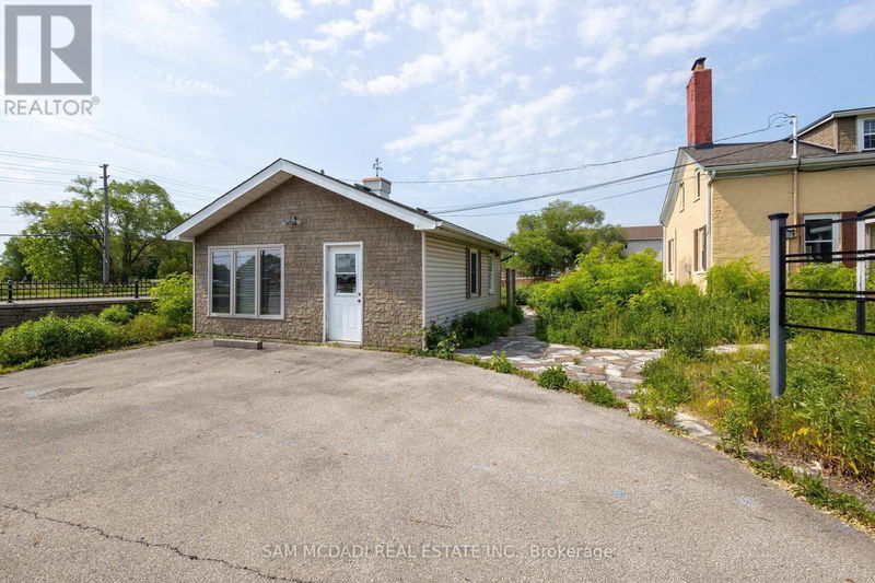 2477 Queensway Drive  Burlington (Brant), L7R3R9 | Image 2