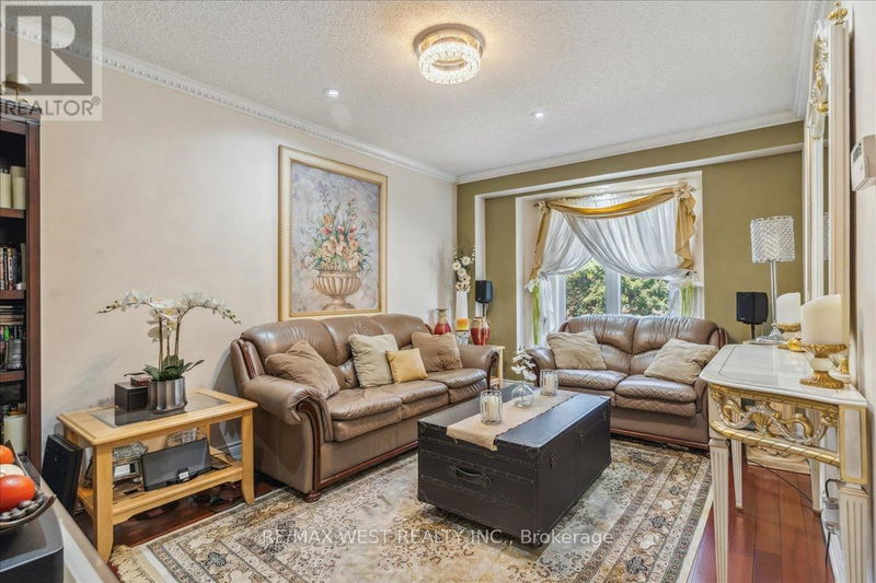 15 Wilmont Court  Brampton (Fletcher's Meadow), L6X4Y9 | Image 2