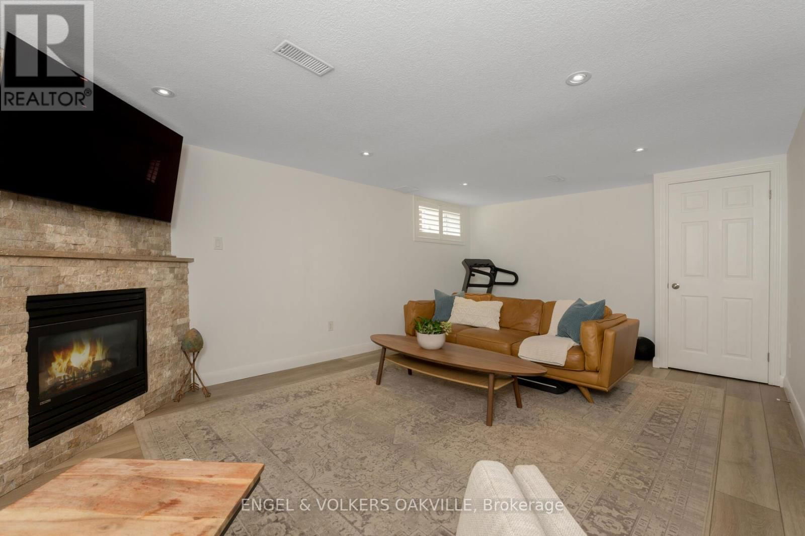 596 THORNWOOD AVENUE Image 30