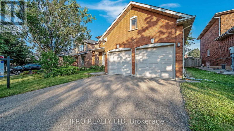 77 flowertown Avenue  Brampton (Northwood Park), L6X4H6 | Image 3