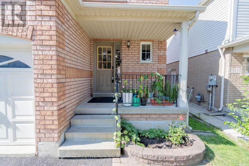 20 Heathwood Drive  Brampton (Fletcher's Meadow), L7A1Y6 | Image 2