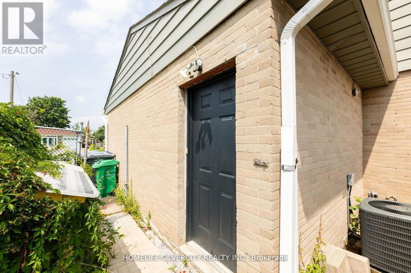 8 Bedford Crescent  Brampton (Avondale), L6T1R4 | Image 3