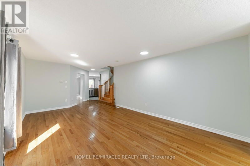 13 Nutwood Way  Brampton (Sandringham-Wellington), L6R0X7 | Image 6