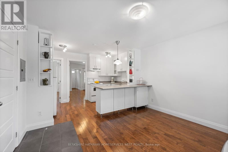 15 Runnymede Road  Toronto (High Park-Swansea), M6S2Y1 | Image 3