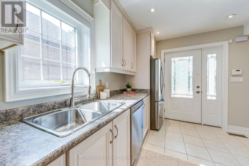 23 Hartley Avenue  Toronto (Briar Hill-Belgravia), M6E4E7 | Image 11