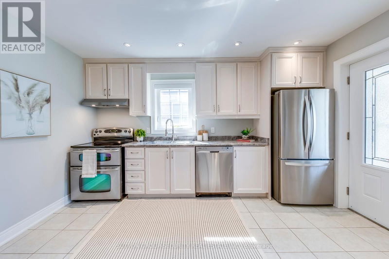 23 Hartley Avenue  Toronto (Briar Hill-Belgravia), M6E4E7 | Image 9