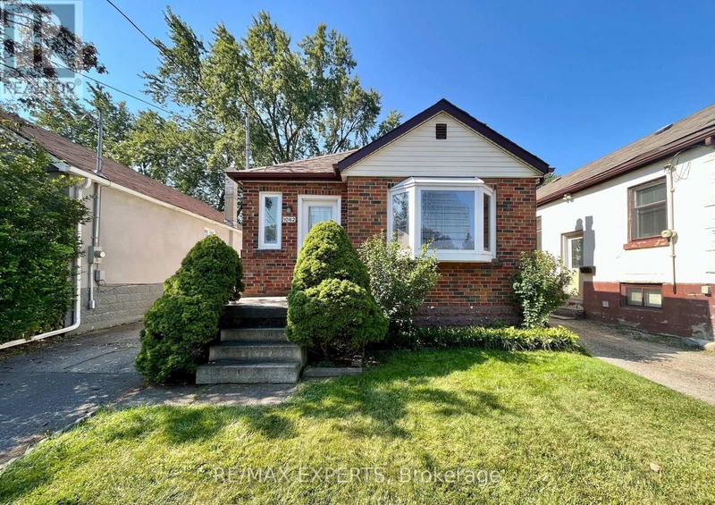 1062 Alexandra Avenue  Mississauga (Lakeview), L5E1Z8 | Image 1