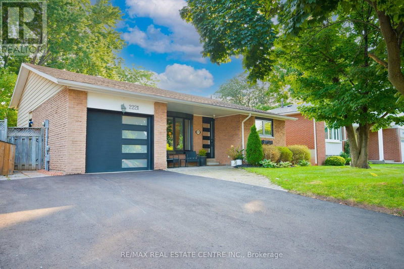 2221 Wyandotte Drive  Oakville (Bronte East), L6L2T4 | Image 2