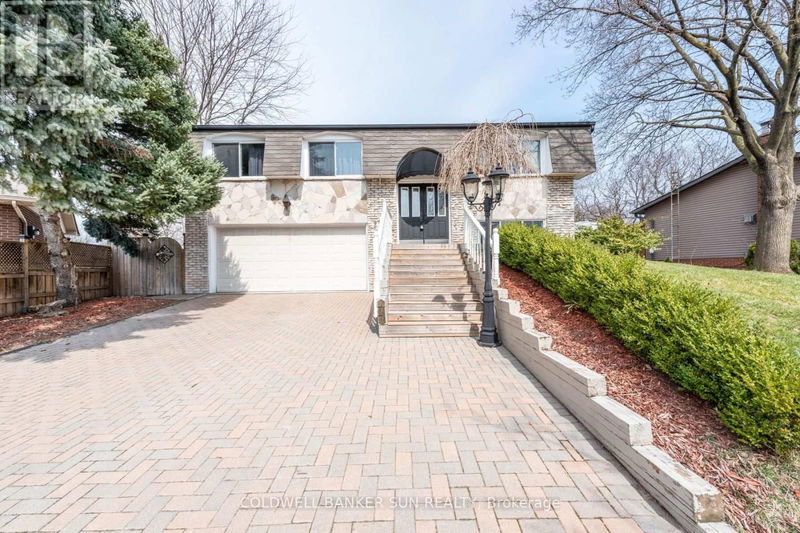 2483 Yarmouth Crescent  Oakville (Bronte West), L6L2M9 | Image 2