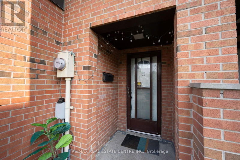 35 Briar Path  Brampton (Avondale), L6T2A3 | Image 2