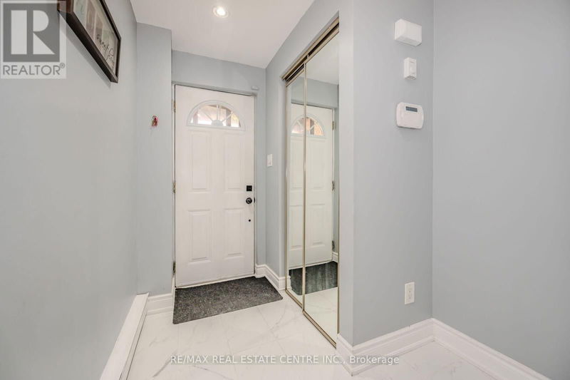 35 Briar Path  Brampton (Avondale), L6T2A3 | Image 3