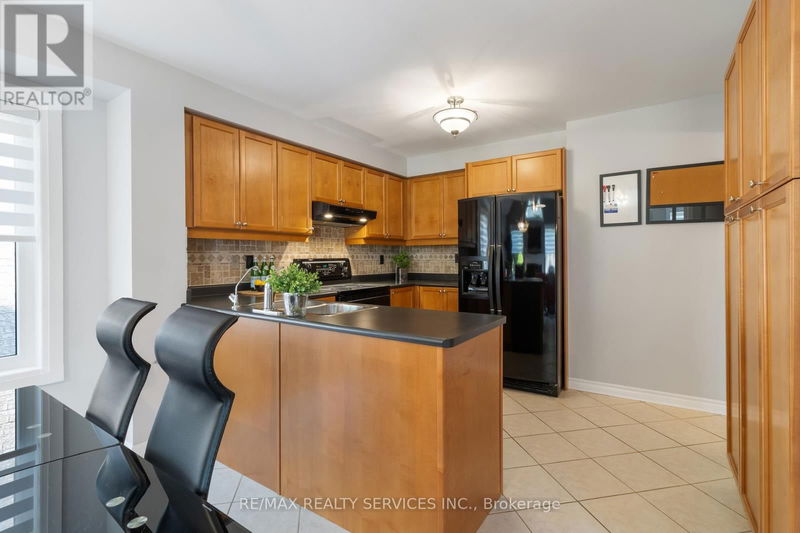 10 Oak Gardens Court  Brampton (Sandringham-Wellington), L6R2Y6 | Image 11