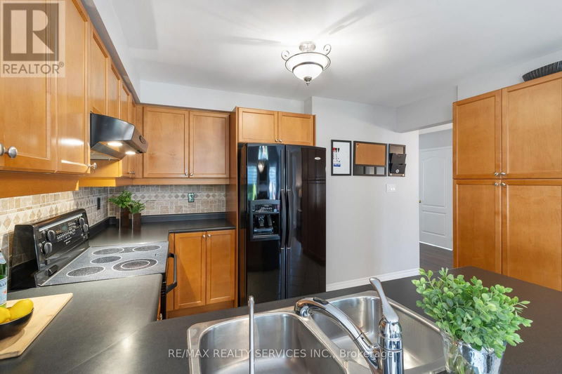 10 Oak Gardens Court  Brampton (Sandringham-Wellington), L6R2Y6 | Image 13