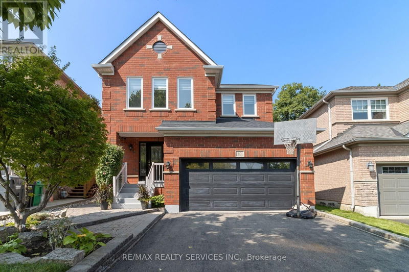 10 Oak Gardens Court  Brampton (Sandringham-Wellington), L6R2Y6 | Image 2