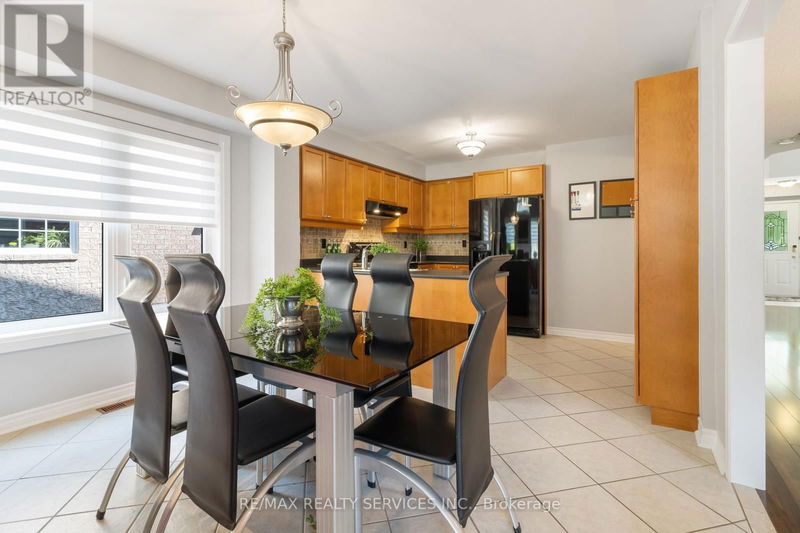 10 Oak Gardens Court  Brampton (Sandringham-Wellington), L6R2Y6 | Image 9