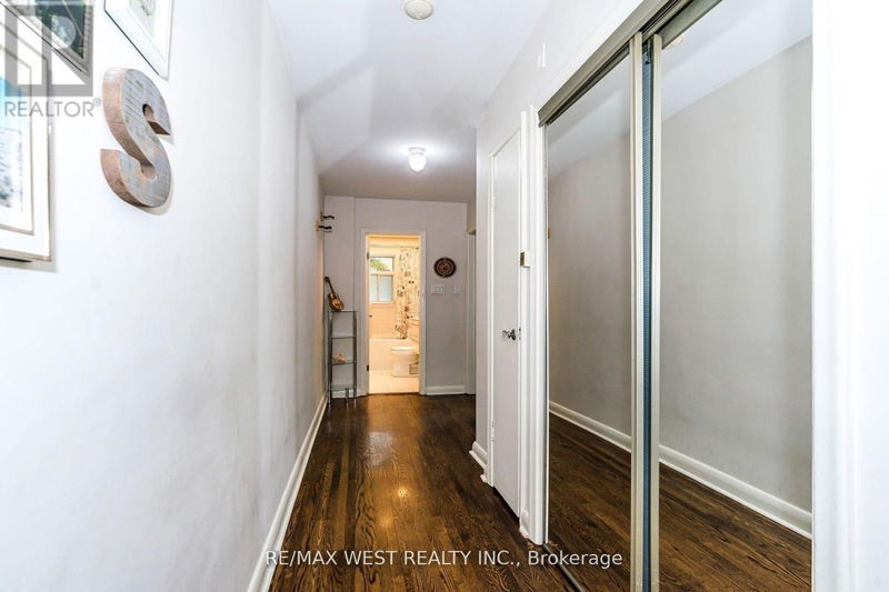 34 Penhurst Avenue  Toronto (Stonegate-Queensway), M8Y3A9 | Image 12