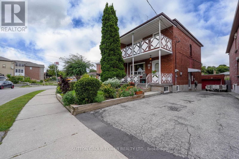 25 Holmesdale Crescent  Toronto (Caledonia-Fairbank), M6G1Y3 | Image 2