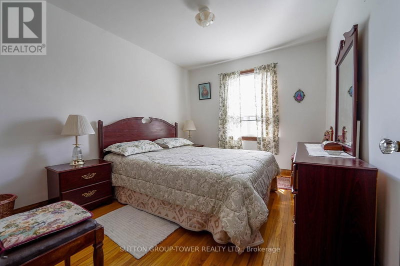 25 Holmesdale Crescent  Toronto (Caledonia-Fairbank), M6G1Y3 | Image 27