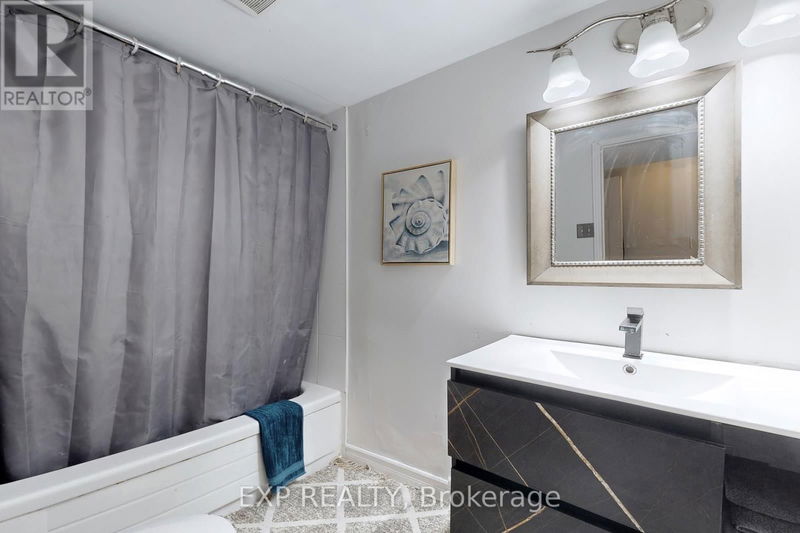 2444 Marisa Court  Mississauga (Sheridan), L5K2P3 | Image 34