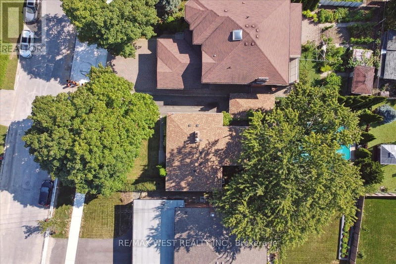 102 Cornelius Parkway  Toronto (Maple Leaf), M6L2K5 | Image 12