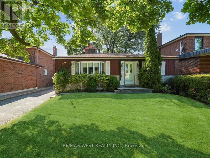 102 Cornelius Parkway  Toronto (Maple Leaf), M6L2K5 | Image 2