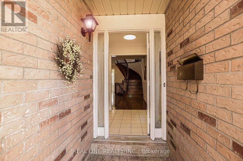 621 Winterton Way  Mississauga (Hurontario), L5R3J3 | Image 3