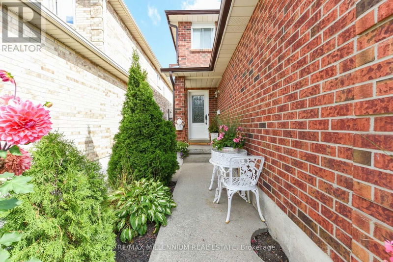 7 Muskoka Street East Brampton (Heart Lake West), L6Z3W3 | Image 3