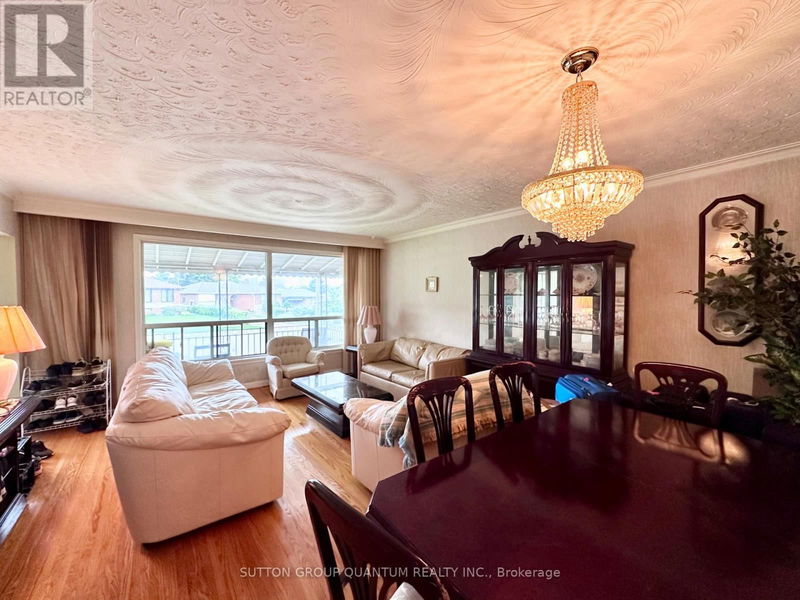 101 Alhart Drive  Toronto (Thistletown-Beaumonde Heights), M9V2N6 | Image 9