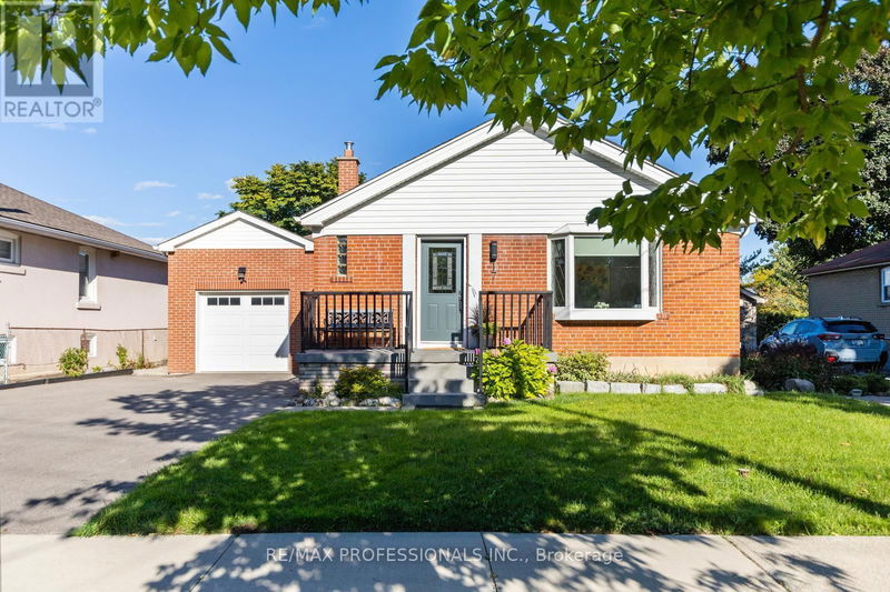 17 Delma Drive  Toronto (Alderwood), M8W4N3 | Image 2