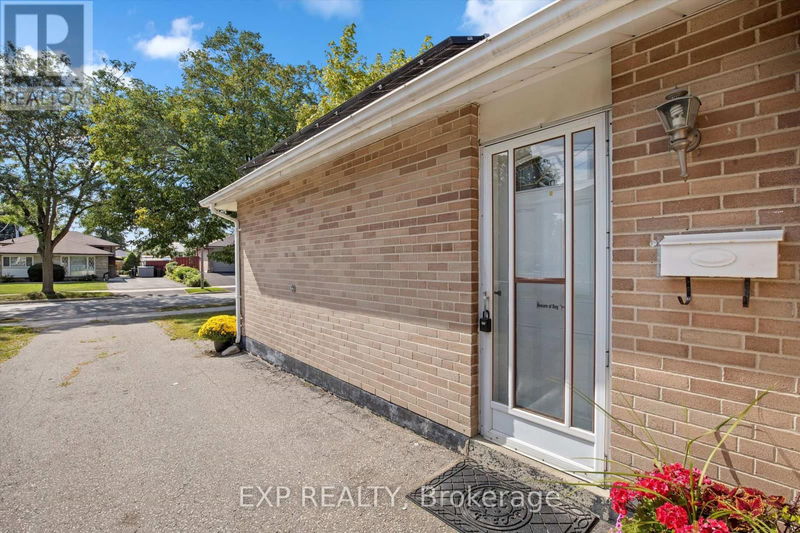 27 Blackbush Drive  Toronto (Mount Olive-Silverstone-Jamestown), M9V3N8 | Image 3