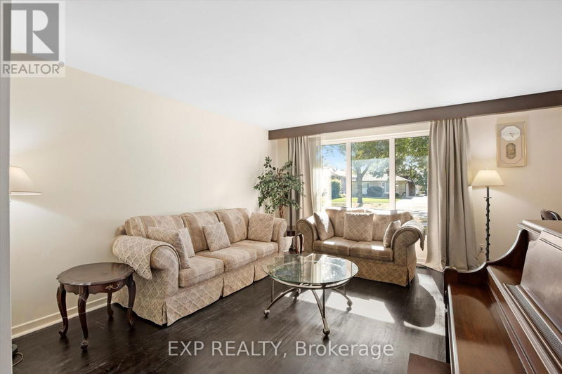 27 Blackbush Drive  Toronto (Mount Olive-Silverstone-Jamestown), M9V3N8 | Image 9