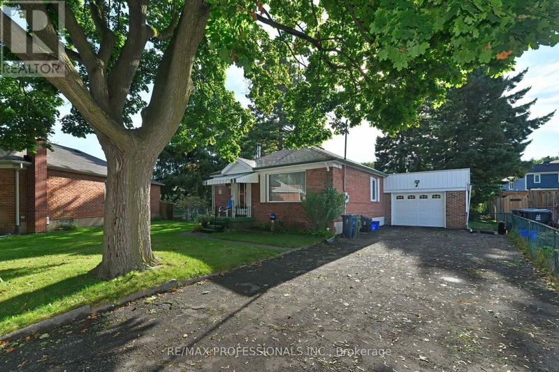 3 Sunset Avenue  Toronto (Alderwood), M8W3Z2 | Image 2