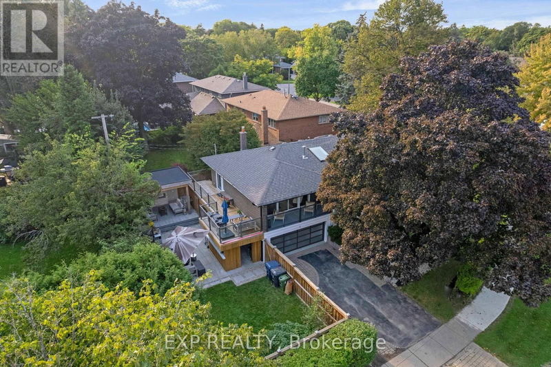 4 Courtsfield Crescent  Toronto (Edenbridge-Humber Valley), M9A4S9 | Image 2