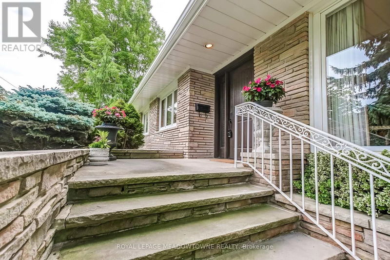 1520 Camelford Road  Mississauga (Lorne Park), L5J3C9 | Image 3