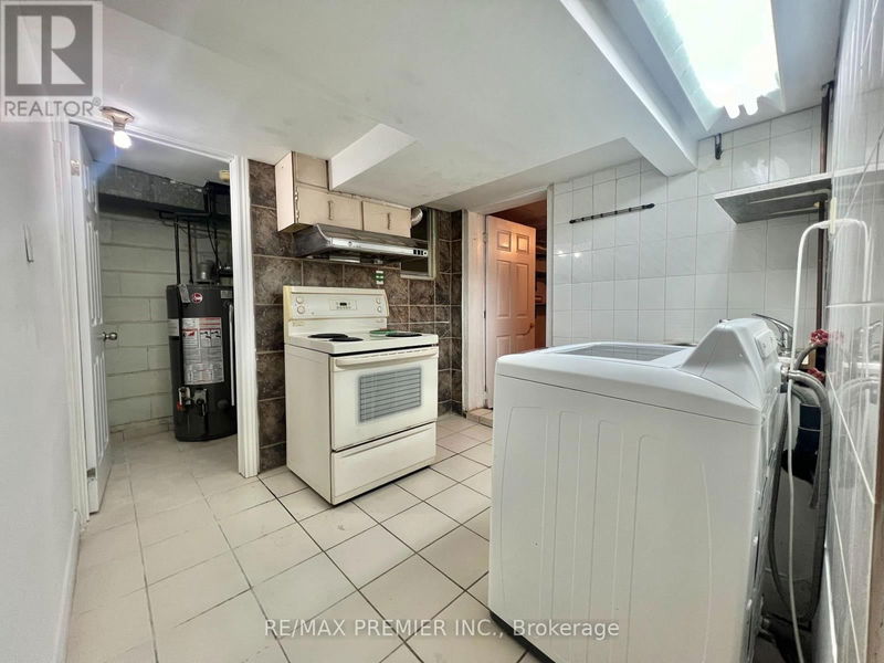 1484 Wilson Avenue  Toronto (Downsview-Roding-CFB), M3M1J7 | Image 11