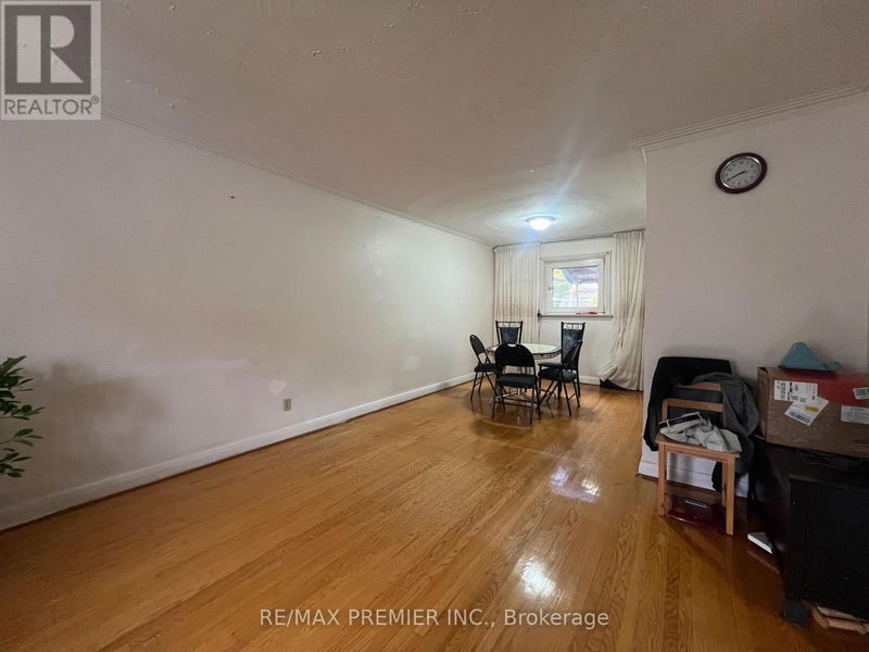 1484 Wilson Avenue  Toronto (Downsview-Roding-CFB), M3M1J7 | Image 3