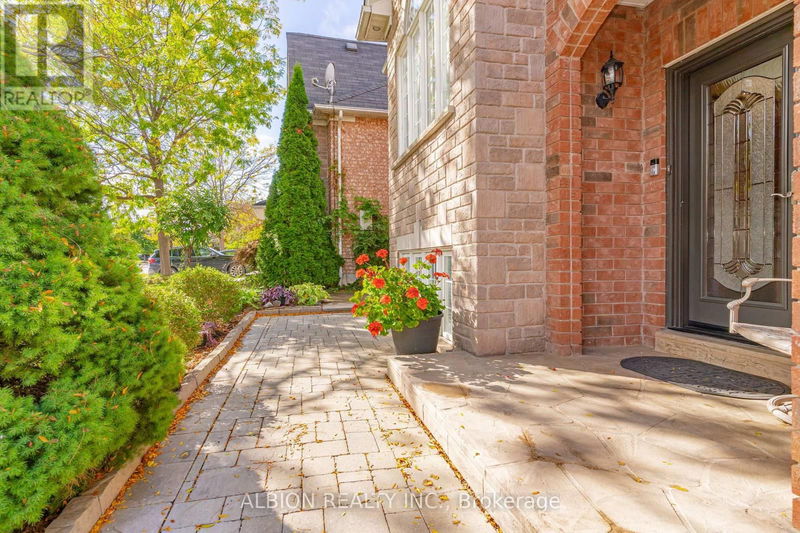 30 Rushbrook Drive  Brampton (Vales of Castlemore), L6P1E4 | Image 3