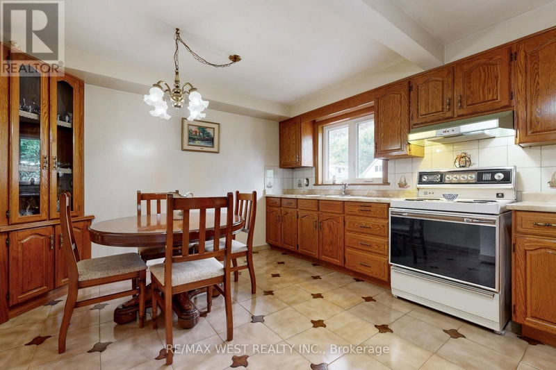 60 Parkchester Road  Toronto (Brookhaven-Amesbury), M6M2S2 | Image 14