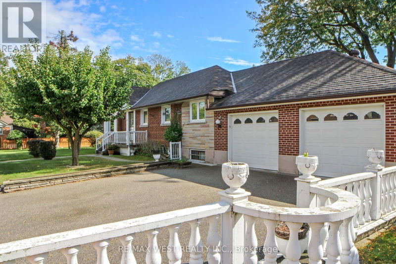 60 Parkchester Road  Toronto (Brookhaven-Amesbury), M6M2S2 | Image 3